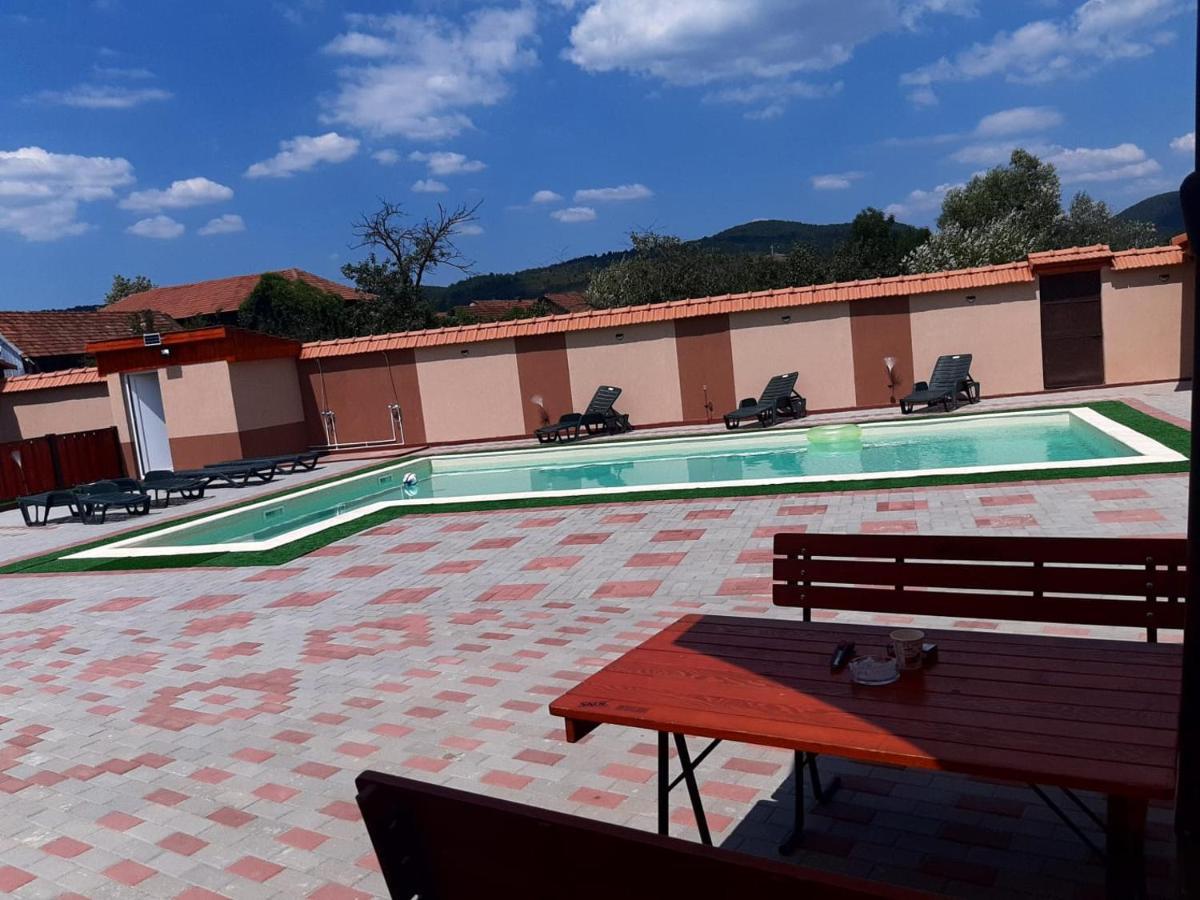 Pensiunea La Nety Bozovici Bagian luar foto